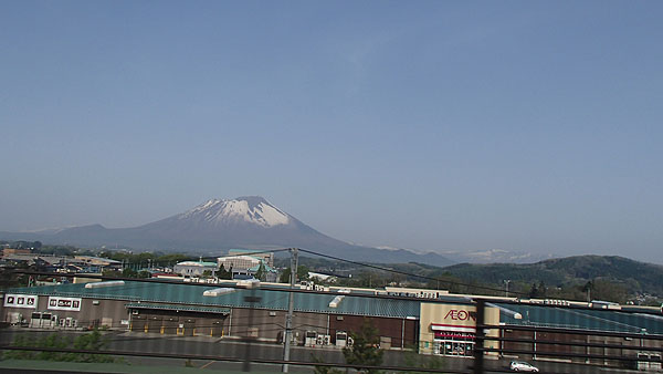 徐々に近づく岩手山を左側に眺めながら国道４号線（奥州街道）を走ります